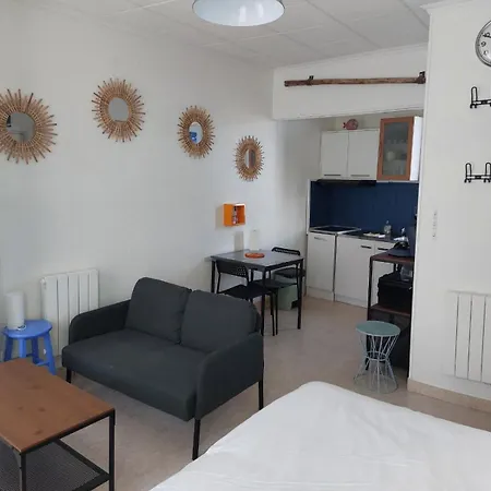 Les Vagues - Et Falaises Au Centre D'etretat *