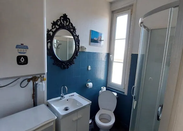 Les Vagues - Et Falaises Au Centre D'etretat *