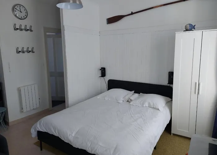 Les Vagues - Et Falaises Au Centre D'etretat